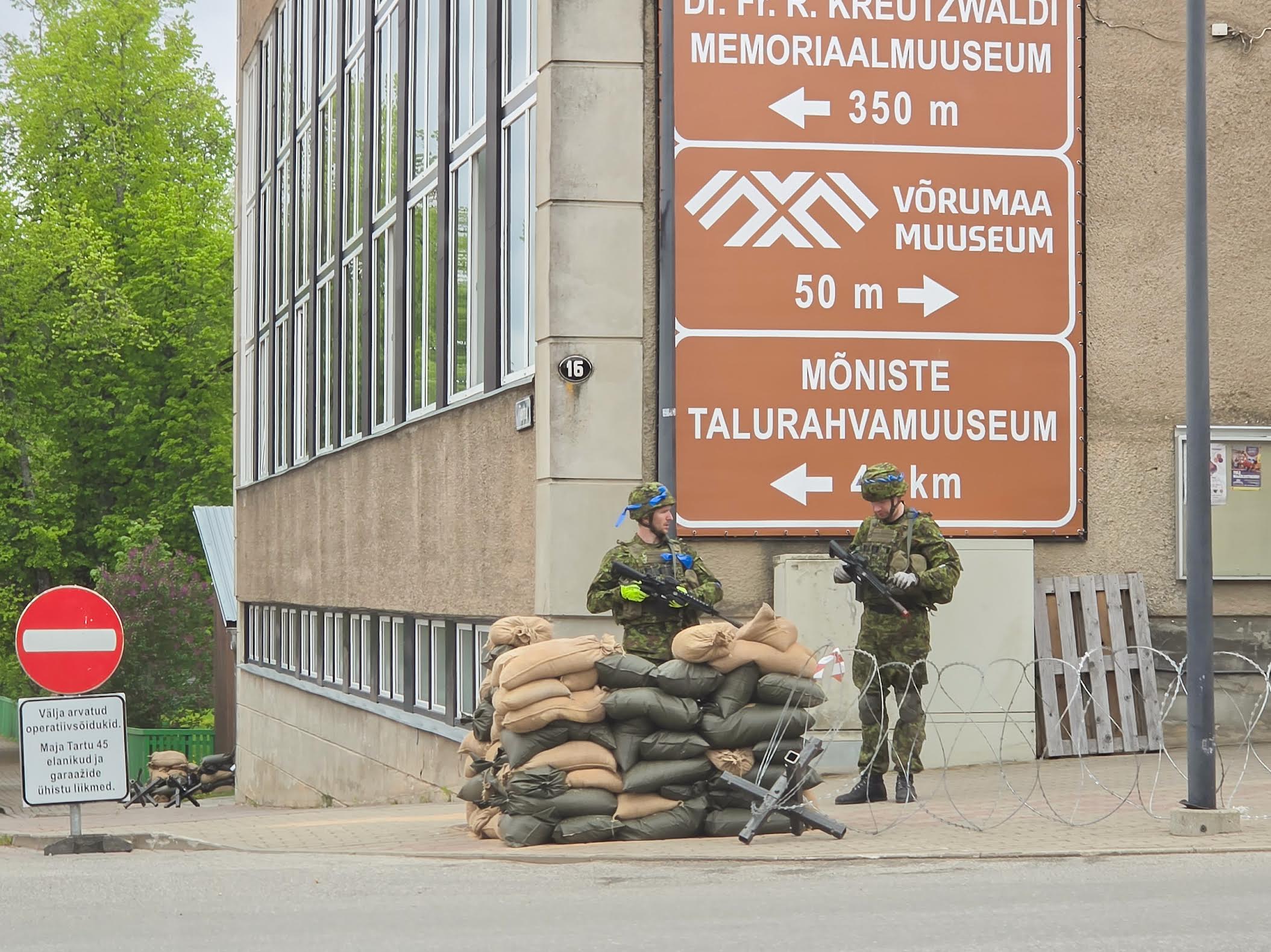 17. mail tabatud õppuse hetk Võrus Kreutzwaldi tänaval. Fotol vasakul näitleja, Võrumaal rohkem tuntud kui Ilmaveere restorani ja majutusasutuse vedaja Lauri Mäesepp. Foto: AIGAR NAGEL